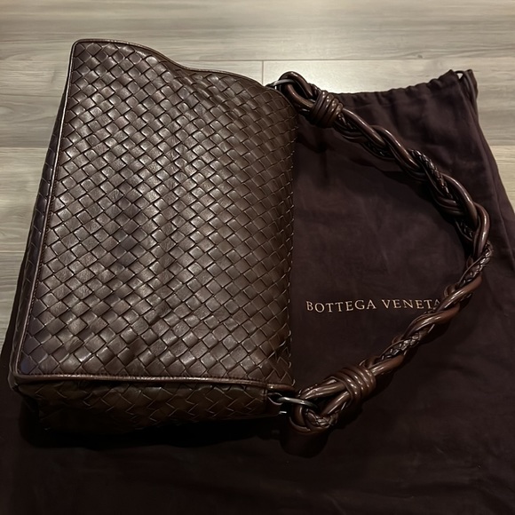 Bottega Veneta intrecciato leather shoulder bag dark brown, suede lining. - Picture 11 of 16